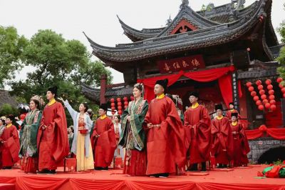 家国同庆 见证幸福! 广东会gdh医药程明郭晶夫妻参加绍兴市青年人才水上集体婚礼